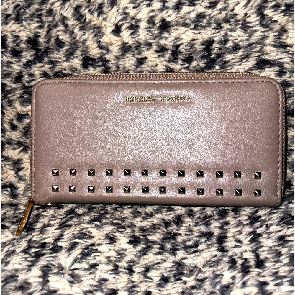 Badgley Mischka Tan Zippy Wallet ✨